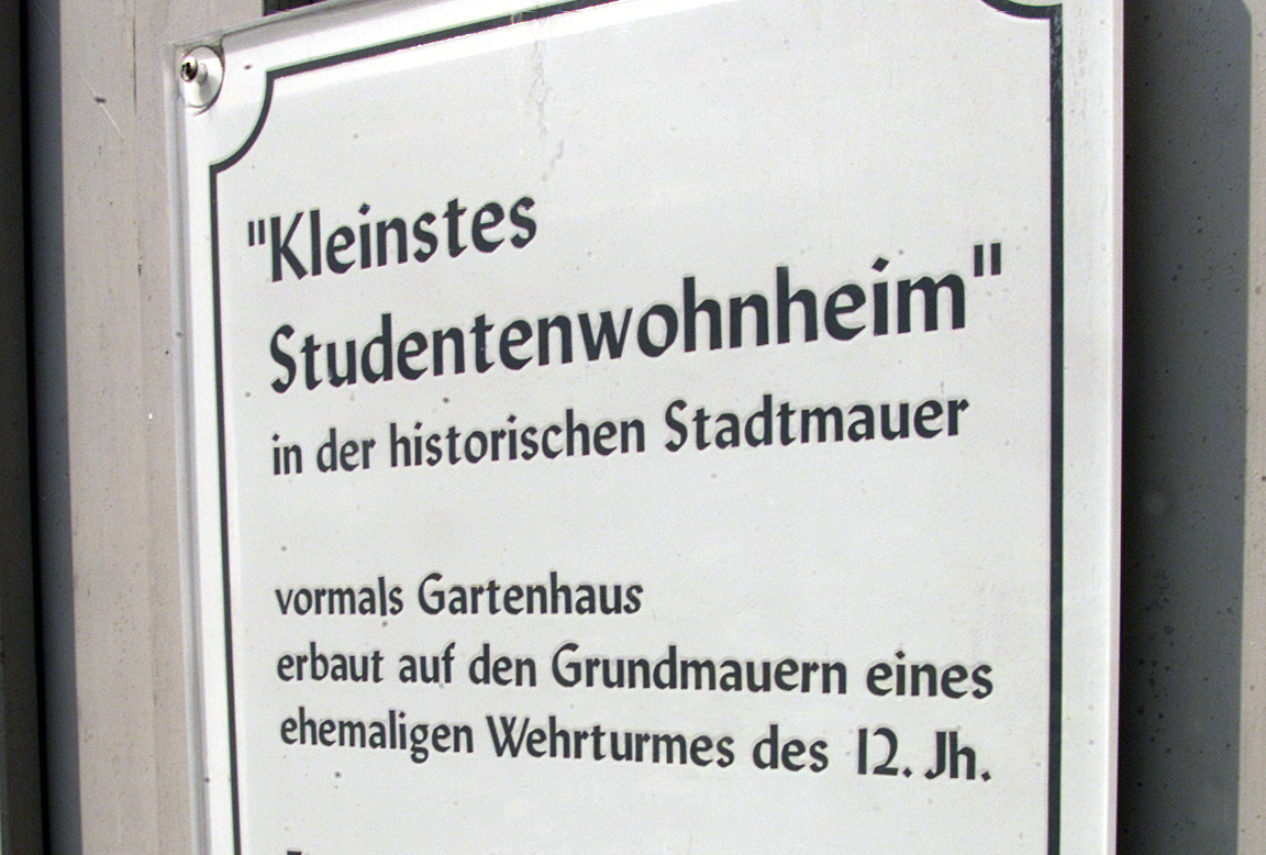 Ein Schild zum „Kleinsten Studentenwohnheim“ an der Universität Osnabrück 