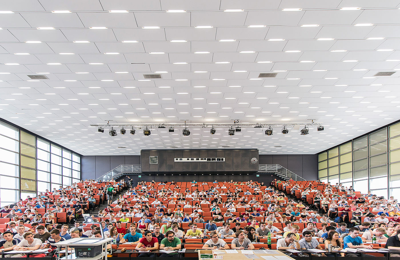 Studierende während einer Vorlesung im Hörsaal der TU Braunschweig