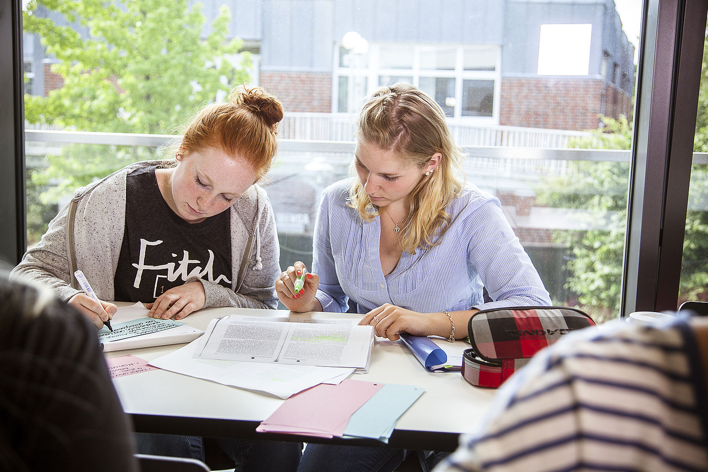 Zwei Studierende lernen gemeinsam an der Universität Vechta