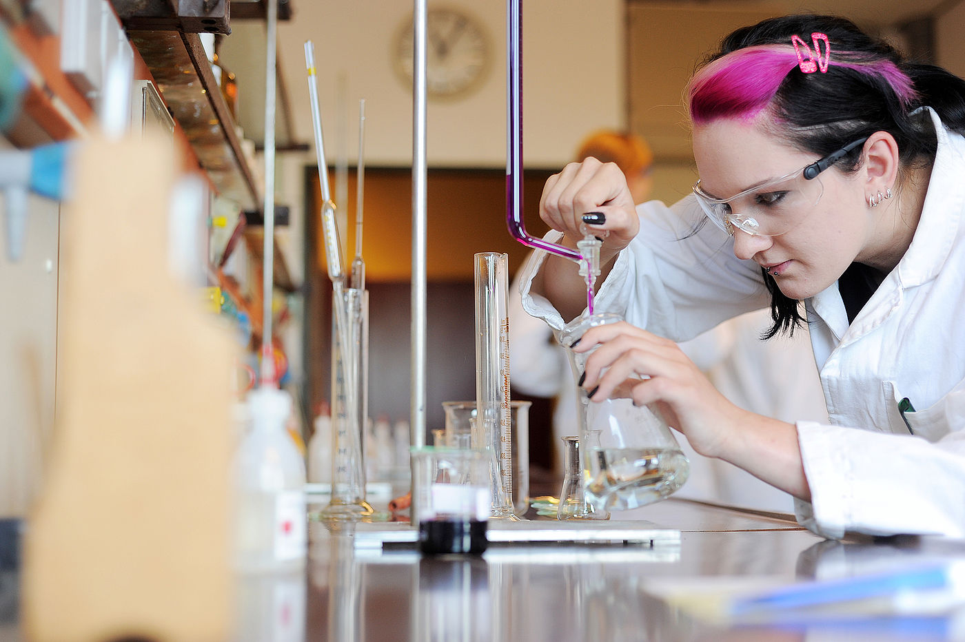 Studierende arbeitet im Chemielabor an der Universität Oldenburg