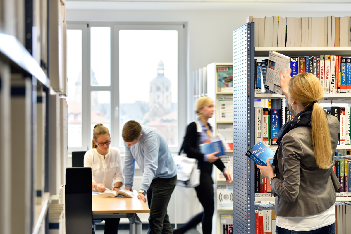 Studierende in der Bibliothek der HS Weserbergland 