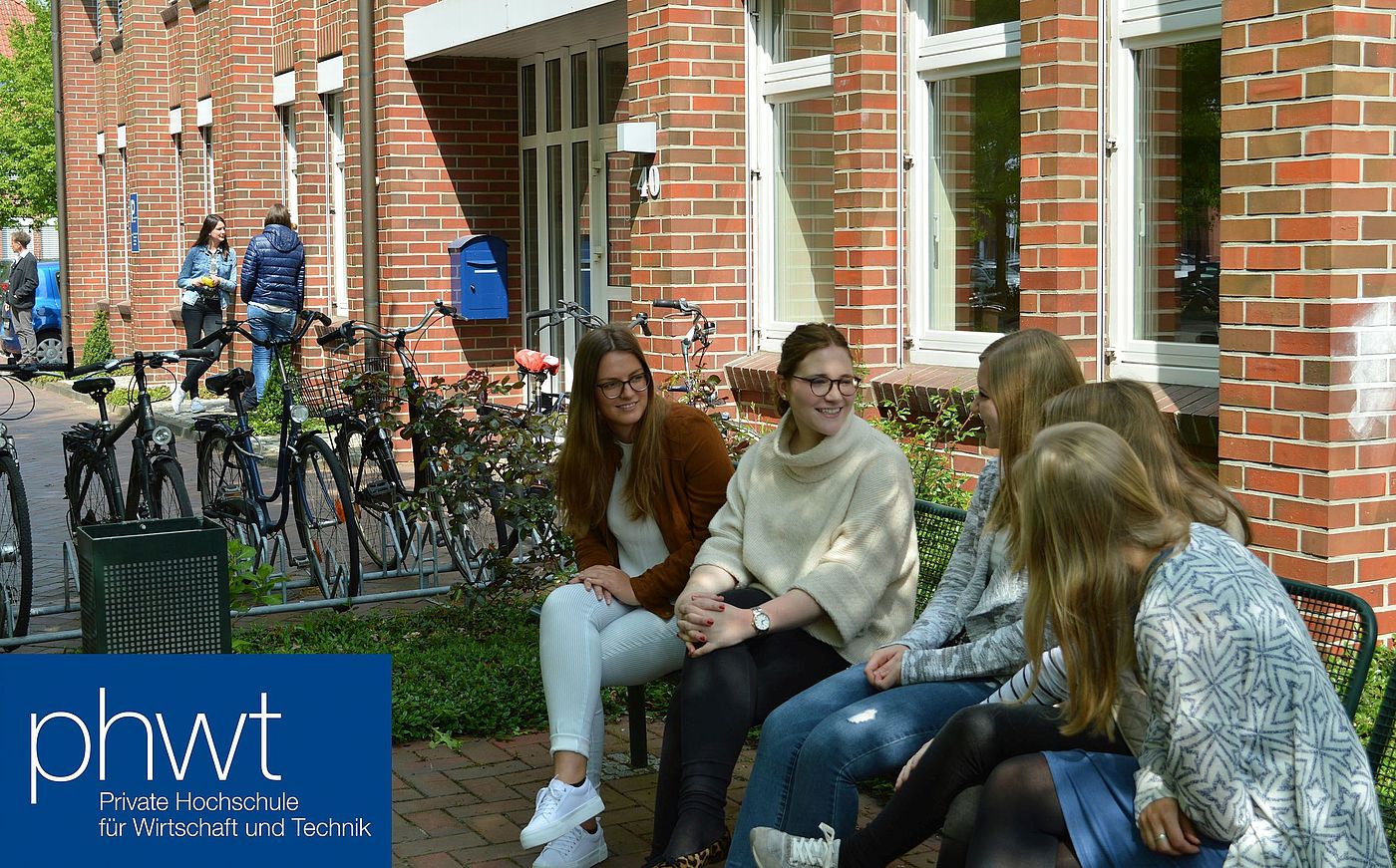Studierende sitzen vor dem Hochschulgebäude der PHWT zusammen