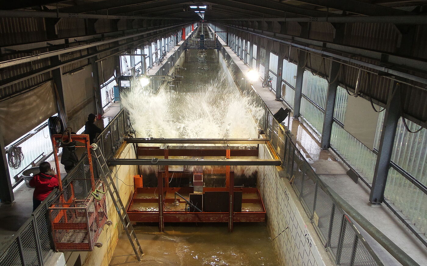 Blick in den großen Wellenkanal der Universität Hannover