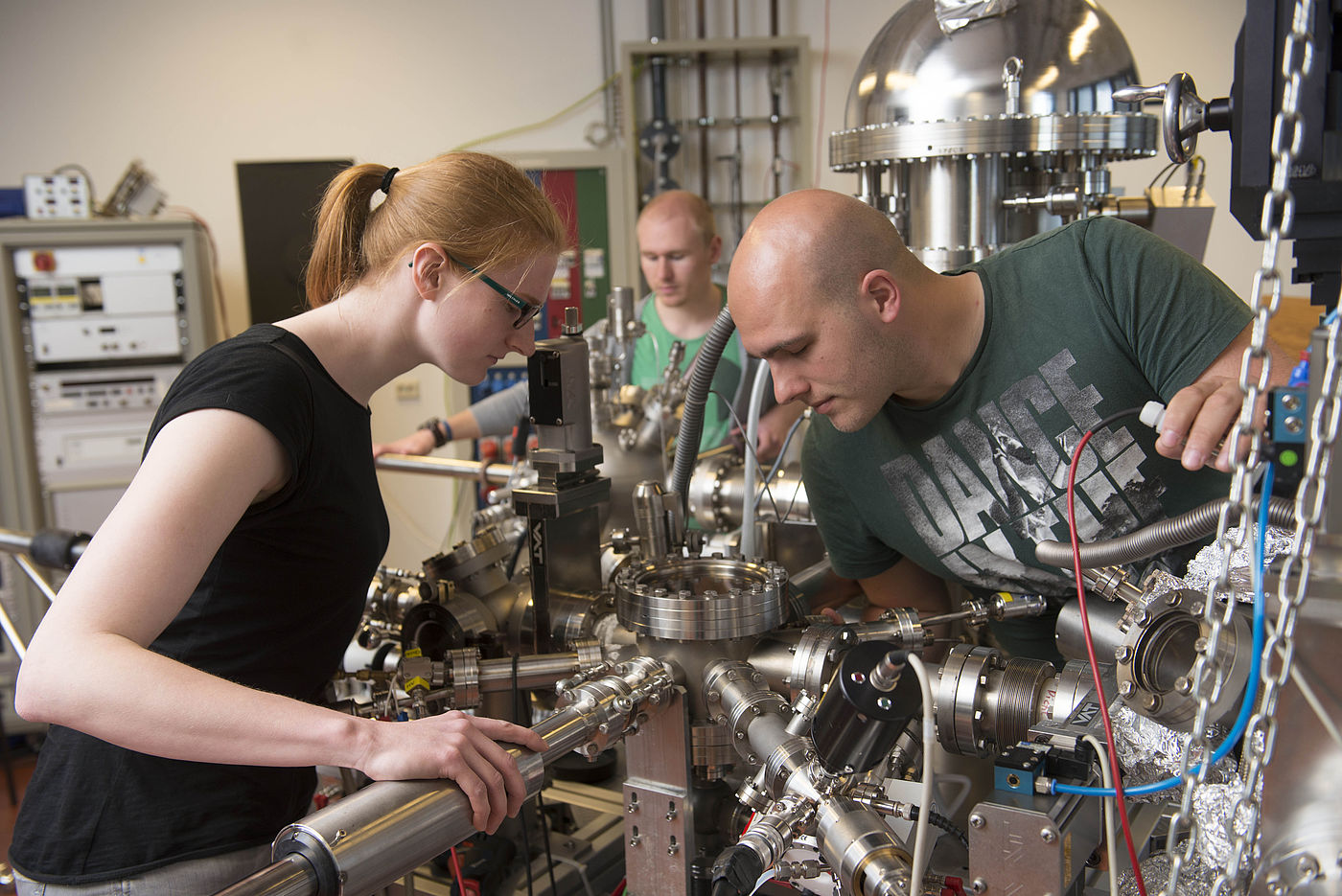 Studierende arbeiten gemeinsam an Maschinen im Labor der Universität Osnabrück