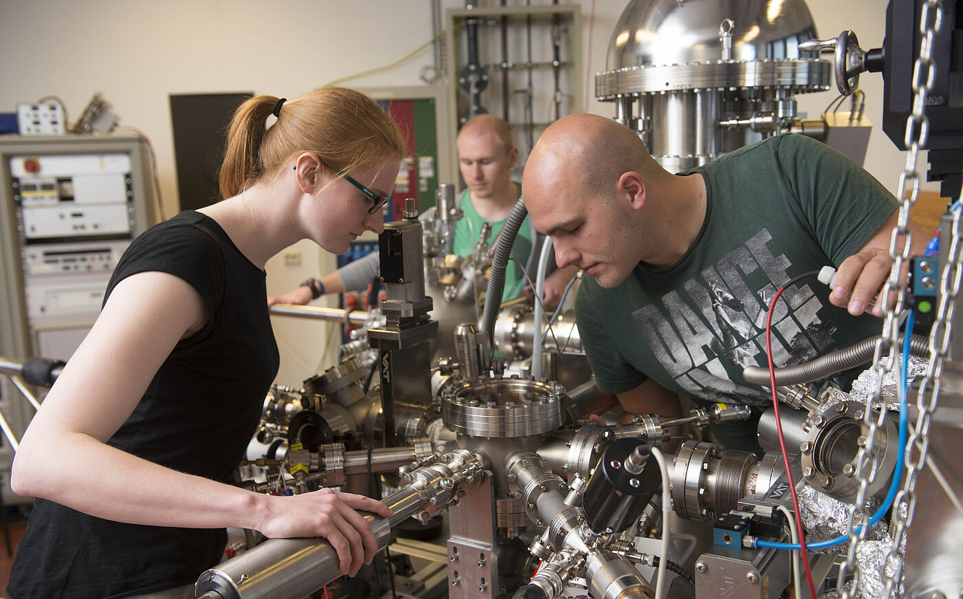 Studierende arbeiten gemeinsam an Maschinen im Labor der Universität Osnabrück
