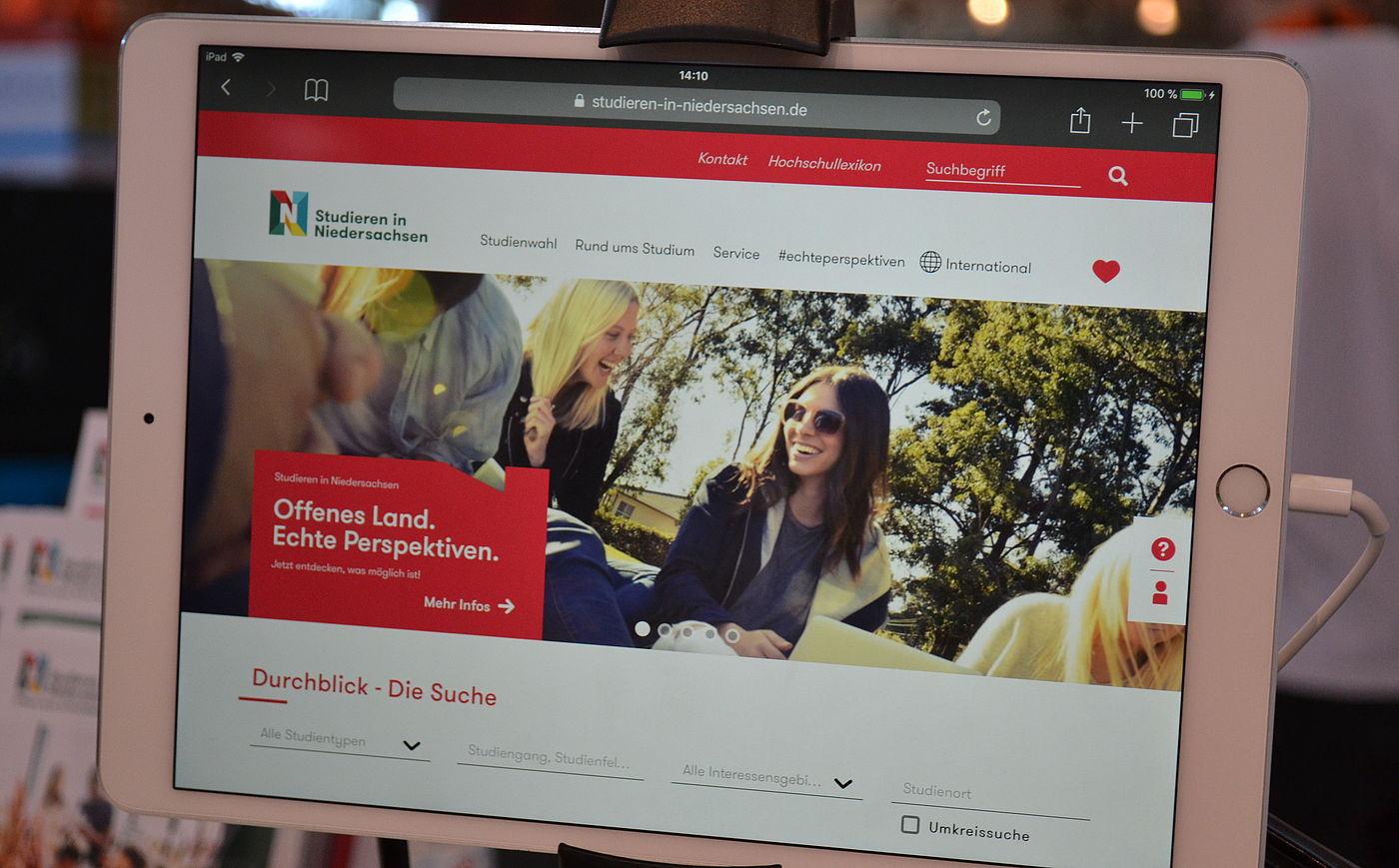 Bei der Messe IdeenExpo ist auf einem Tablet-PC die Webseite von Studieren in Niedersachsen geöffnet