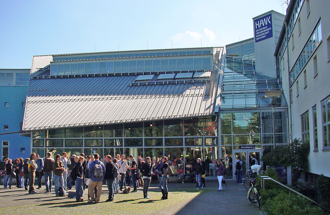 Hochschulgebäude der HAWK am Campus Goschentor mit vielen Studierenden davor