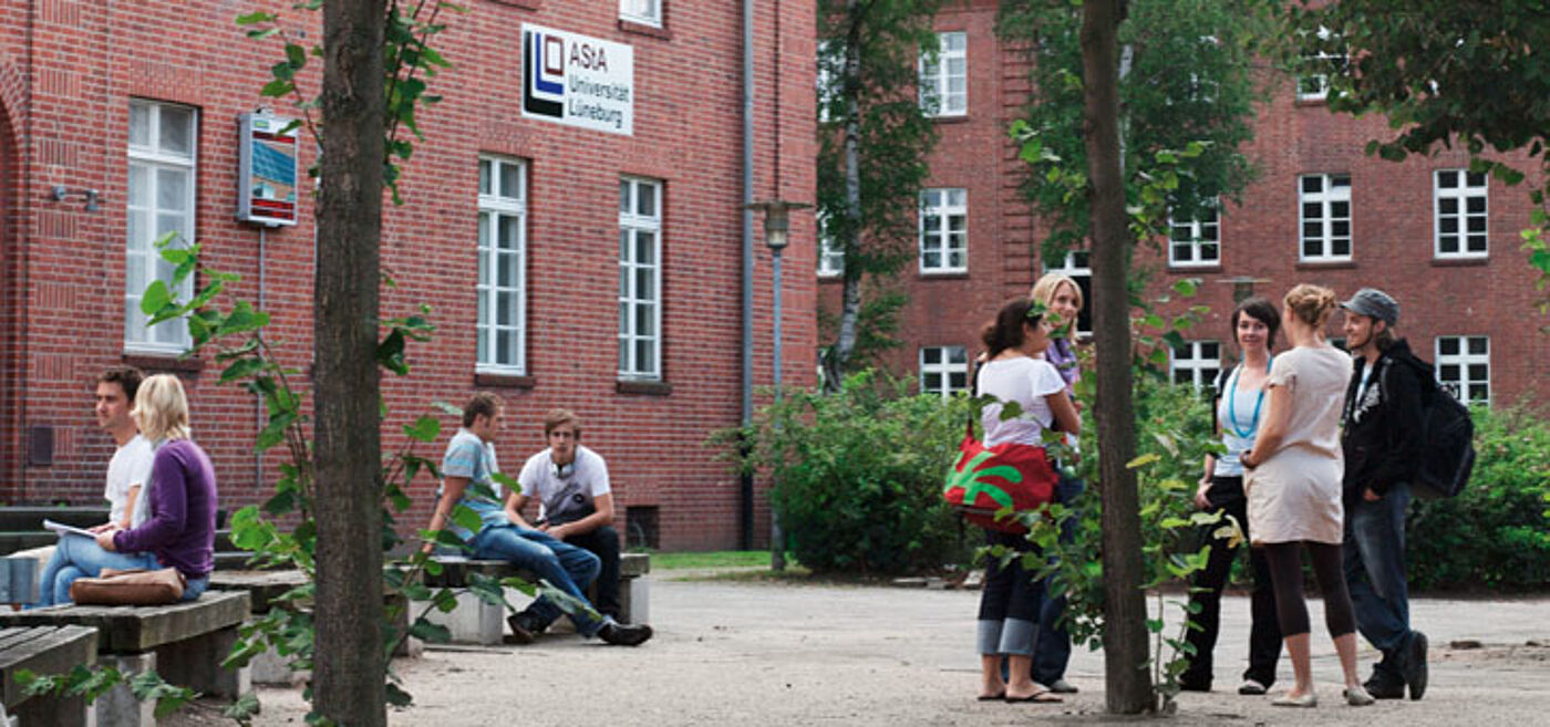Studierende auf dem Campus der Universität Lüneburg