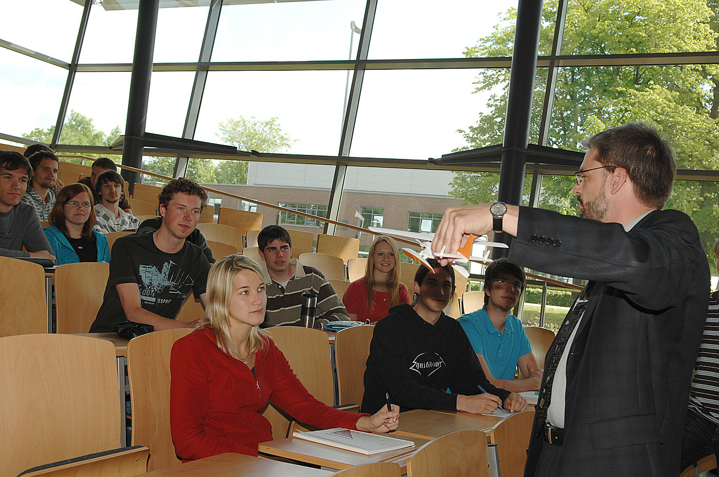 Studierende und Lehrender in einer Vorlesung der PFH Göttingen