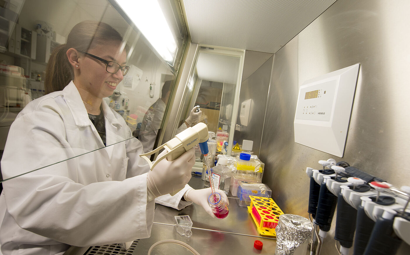Studierende arbeitet im Labor an der Universität Osnabrück 