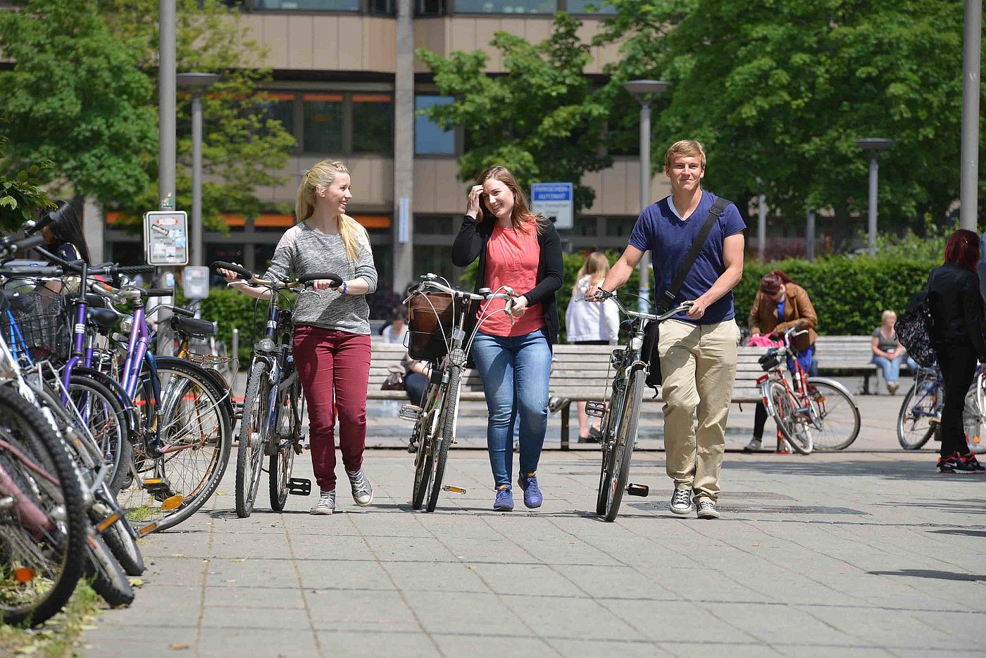 Studierende kommen zum Fahrradparkplatz an der Universität Göttingen