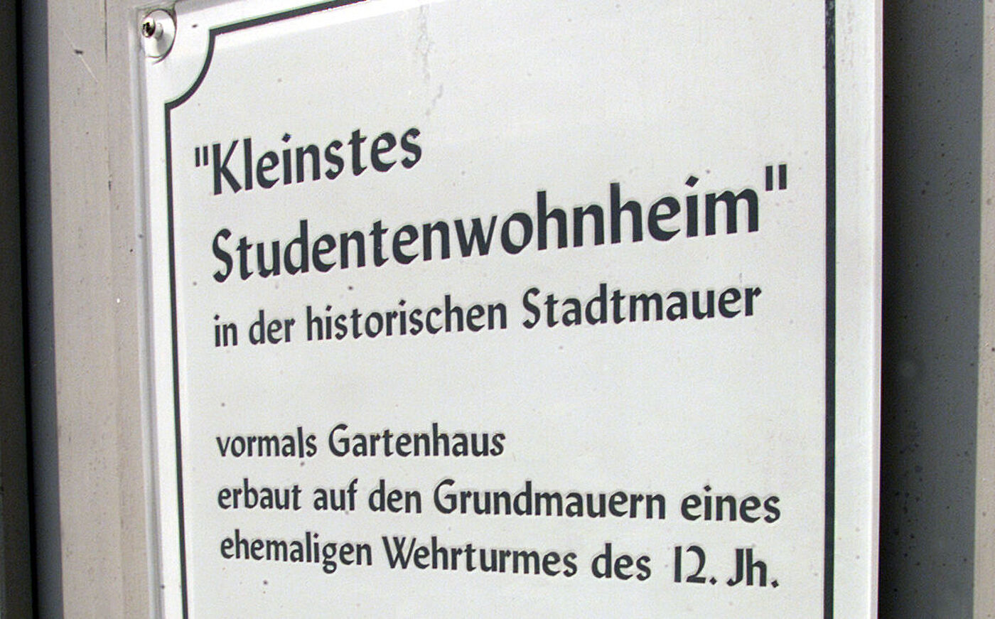 Ein Schild zum „Kleinsten Studentenwohnheim“ an der Universität Osnabrück 