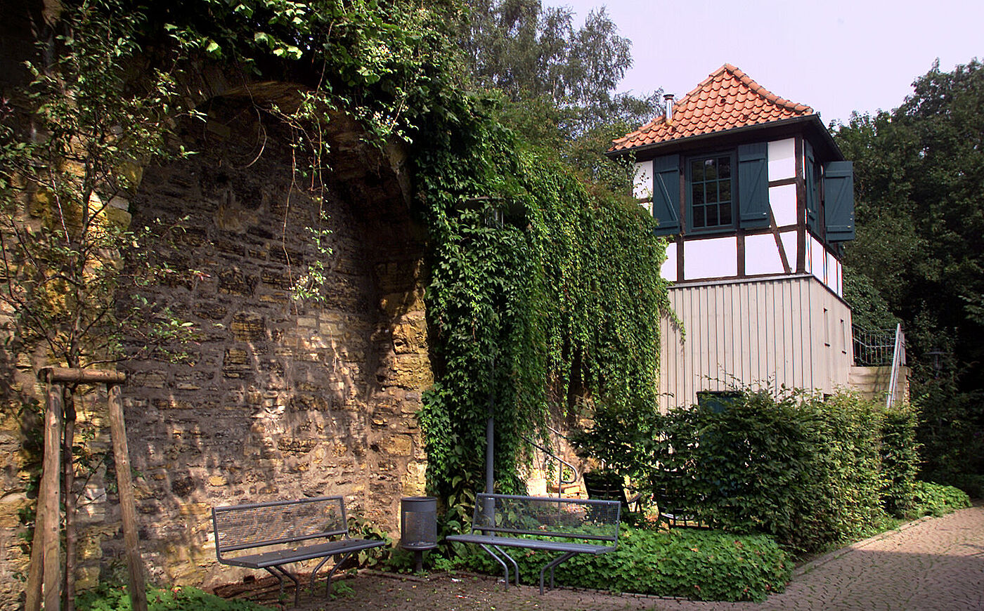 Fachwerkturm in einer Stadtmauer – das „kleinste Studentenwohnheim“ an der Universität Osnabrück