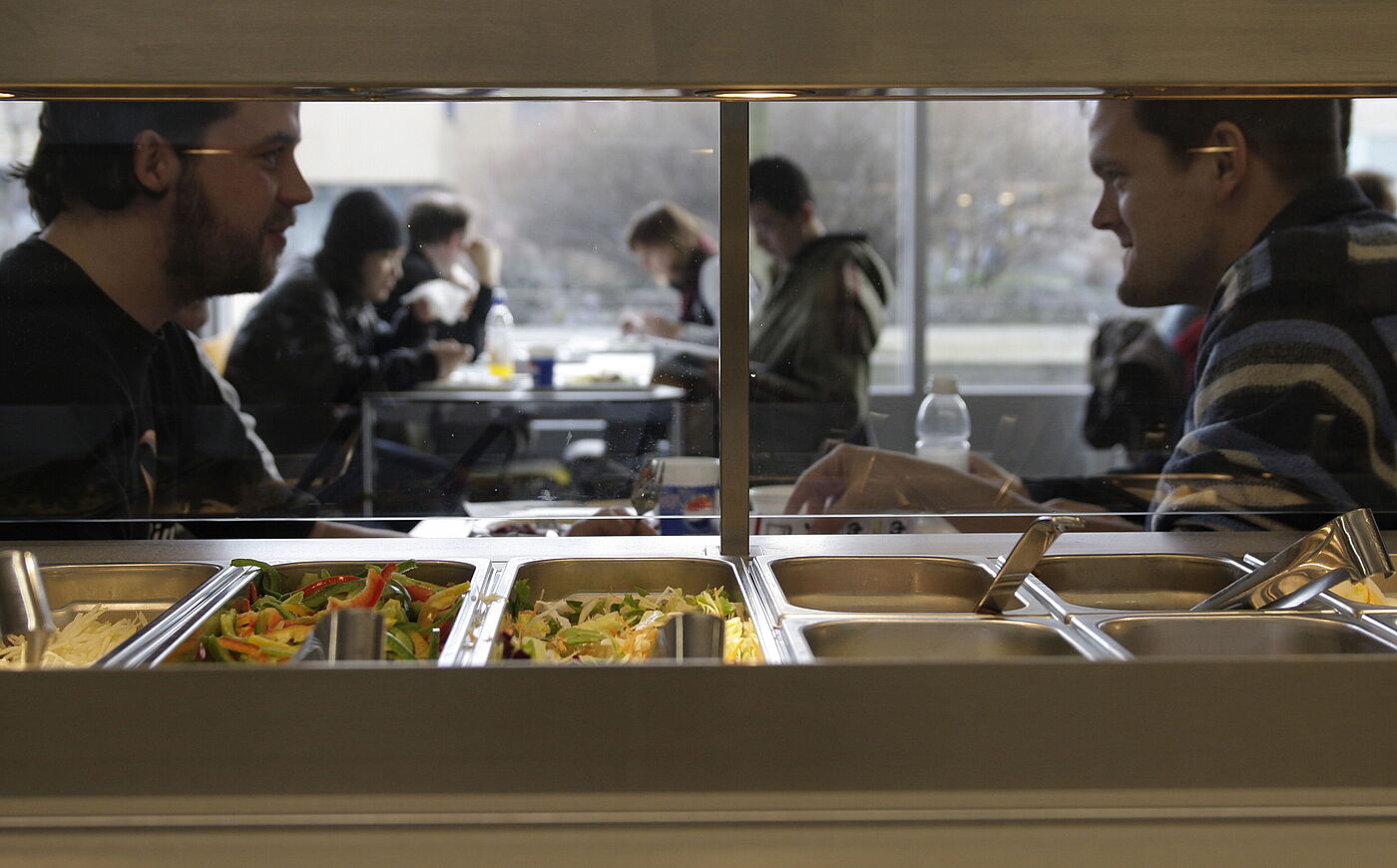 Studierende in der Mensa der Universität Hannover