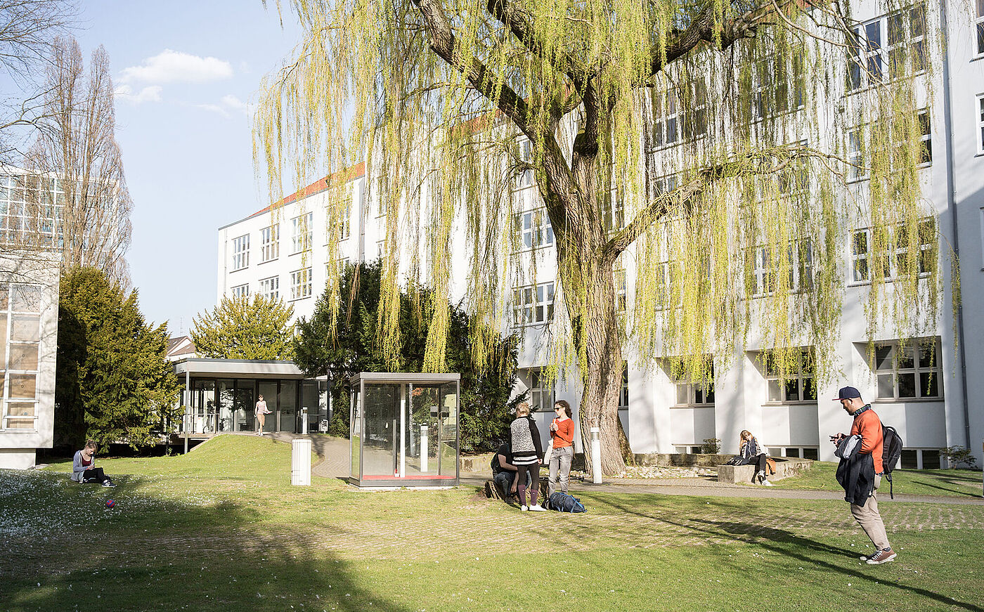 Studierende im Weidenhof der HBK Braunschweig