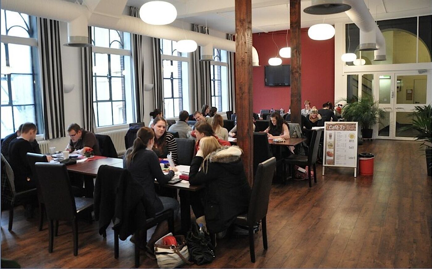 Studierende sitzen in der Mensa der HS21 zusammen