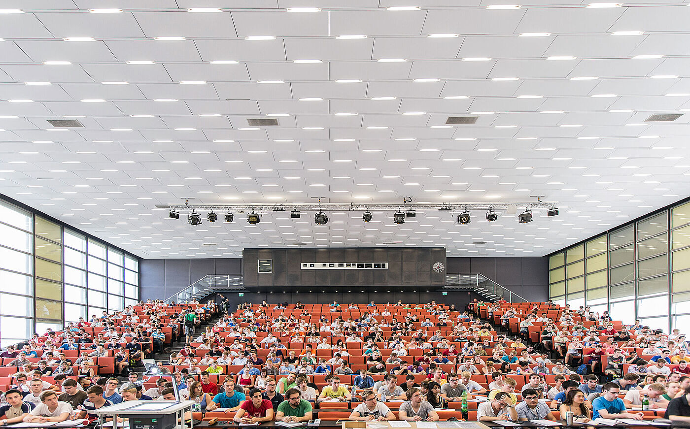 Studierende während einer Vorlesung im Hörsaal der TU Braunschweig