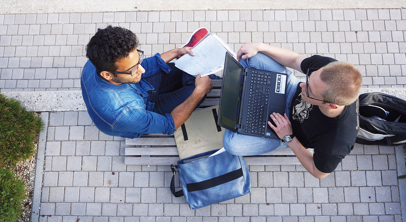 Zwei Studierende der Universität Hildesheim arbeiten gemeinsam am Laptop