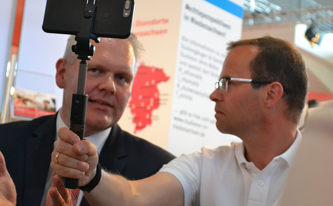 Wissenschaftsminister Björn Thümler im Gespräch mit einem Journalisten bei der Messe IdeenExpo 