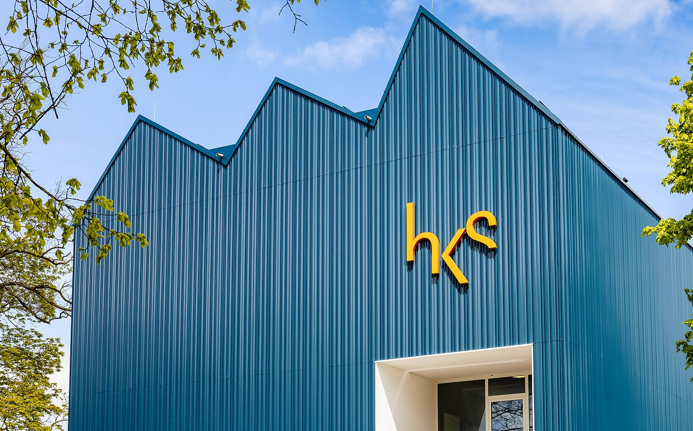 Blaue Giebel eines Gebäudes der HKS Ottersberg