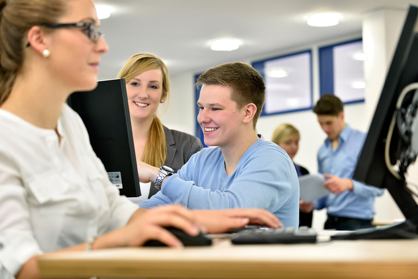 Studierende der HS Weserbergland arbeiten gemeinsam am Computer