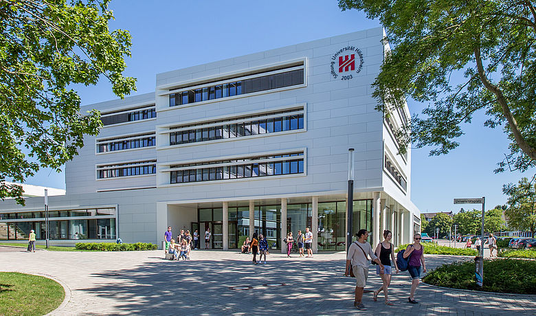 Viele Studierende vor dem Hochschulgebäude der Universität Hildesheim