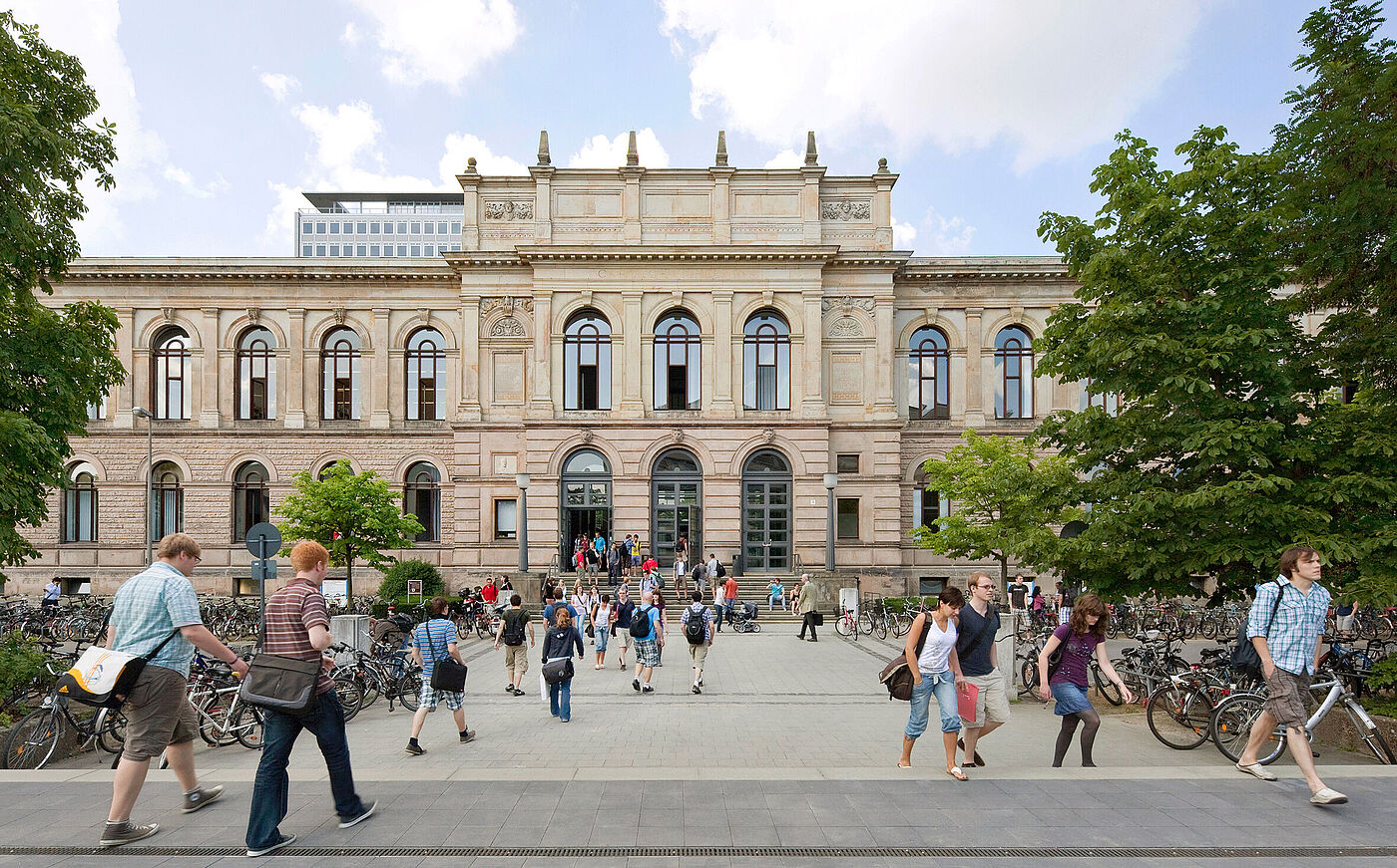 Viele Studierende auf dem Campus vor dem historischen Hauptgebäude der TU Braunschweig 