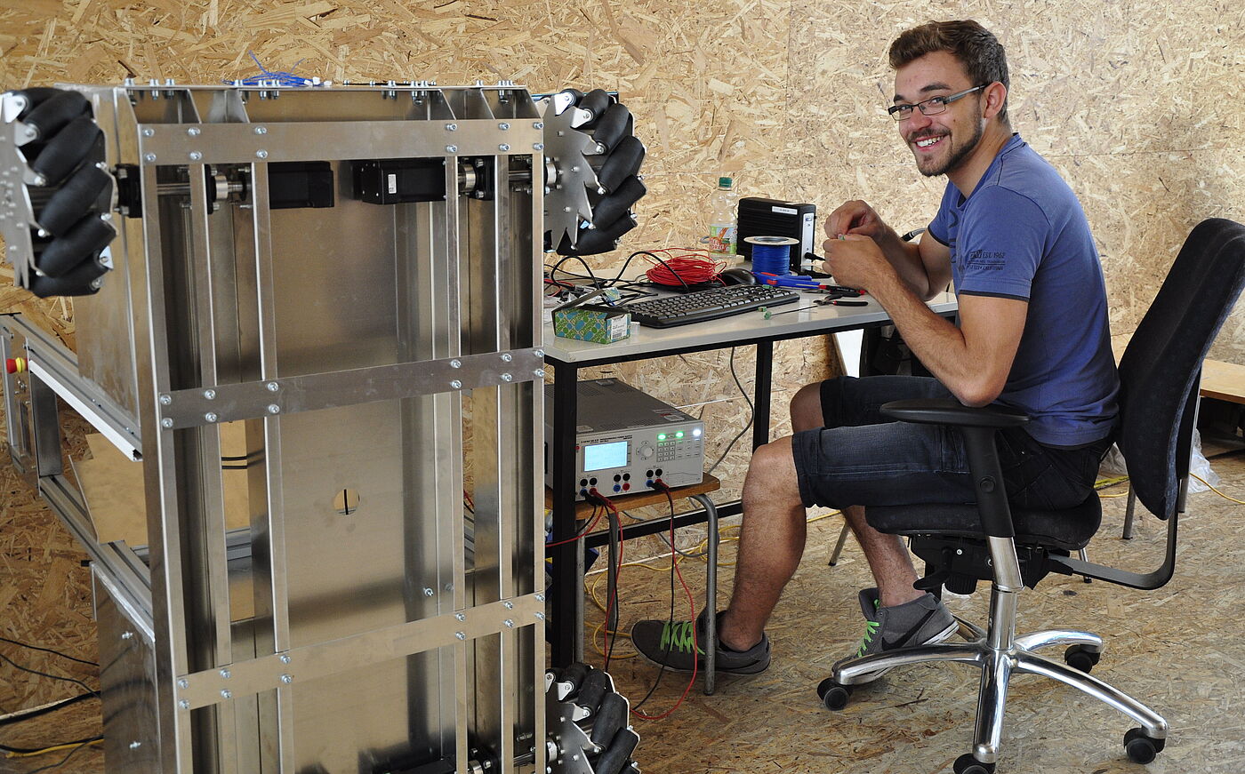 Studierender der HS21 arbeitet an einem Roboter 