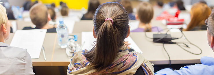 Viele junge Menschen sitzen in einem Hörsaal