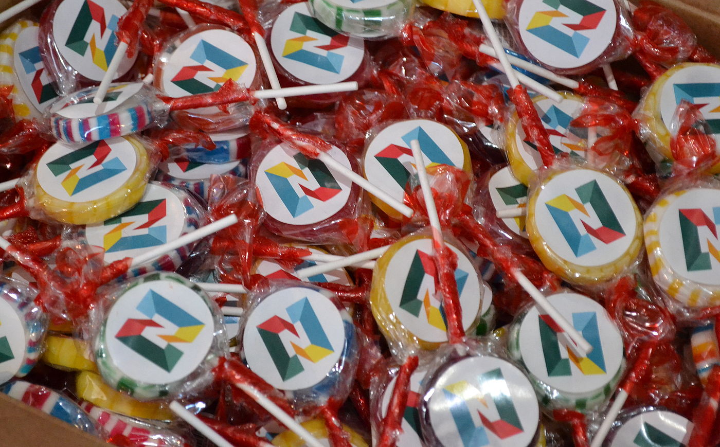 Unzählige Süßigkeiten mit dem Logo von Studieren in Niedersachsen bei der Messe IdeenExpo