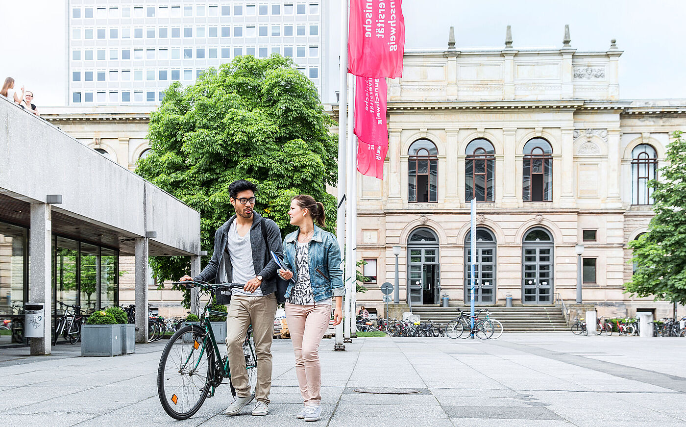 Zwei Studierende vor dem Hochschulgebäude der TU Braunschweig