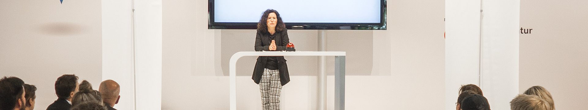 Auf der Karriere-Bühne bei der Messe IdeenExpo begrüßt Wissenschaftsministerin Gabriele Heinen-Kljajić die Gäste 