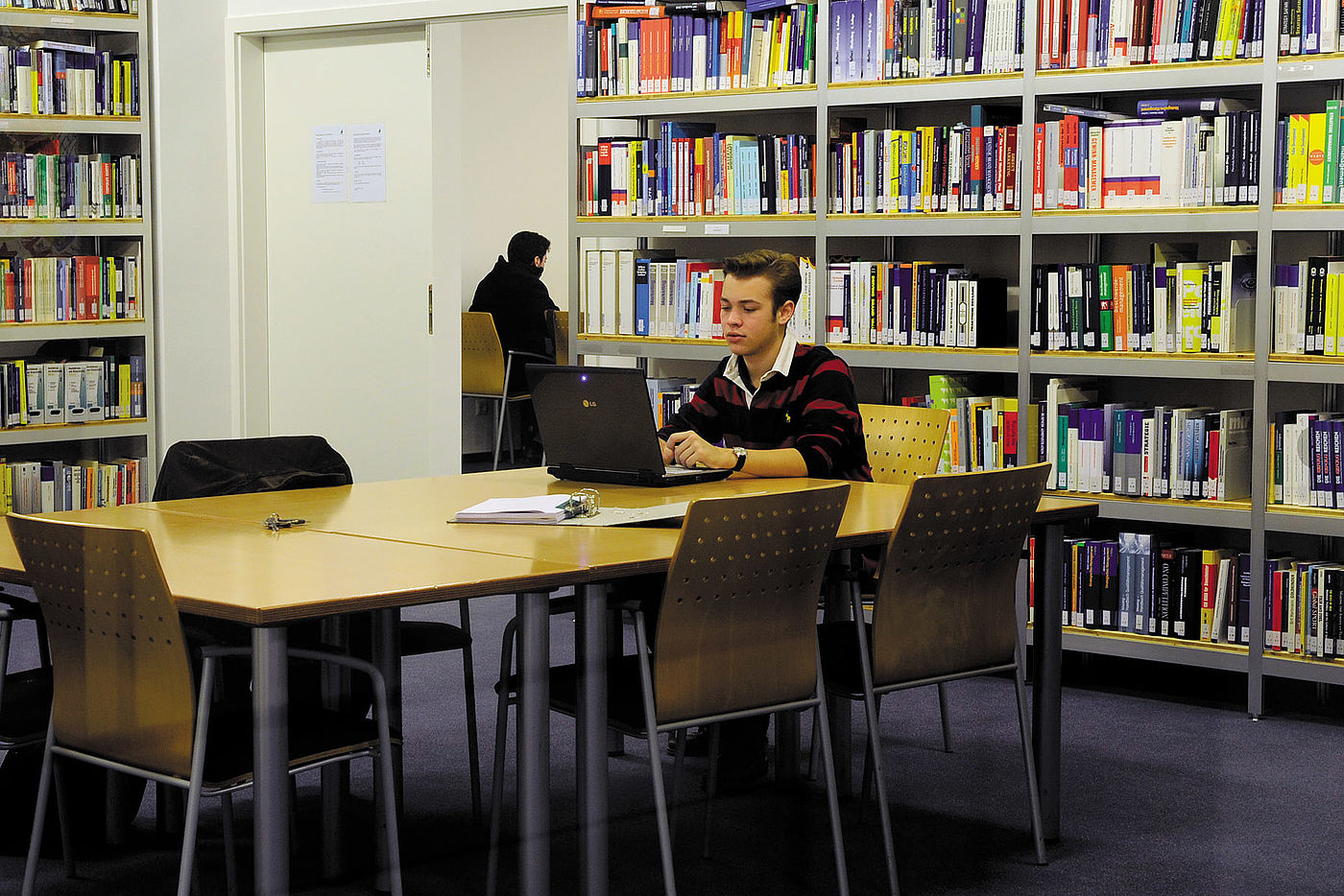 Studierende in der Bibliothek der PFH Göttingen