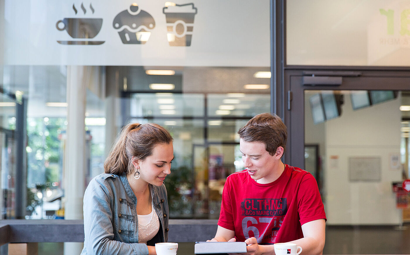 Zwei Studierende in der Kantine der TU Braunschweig