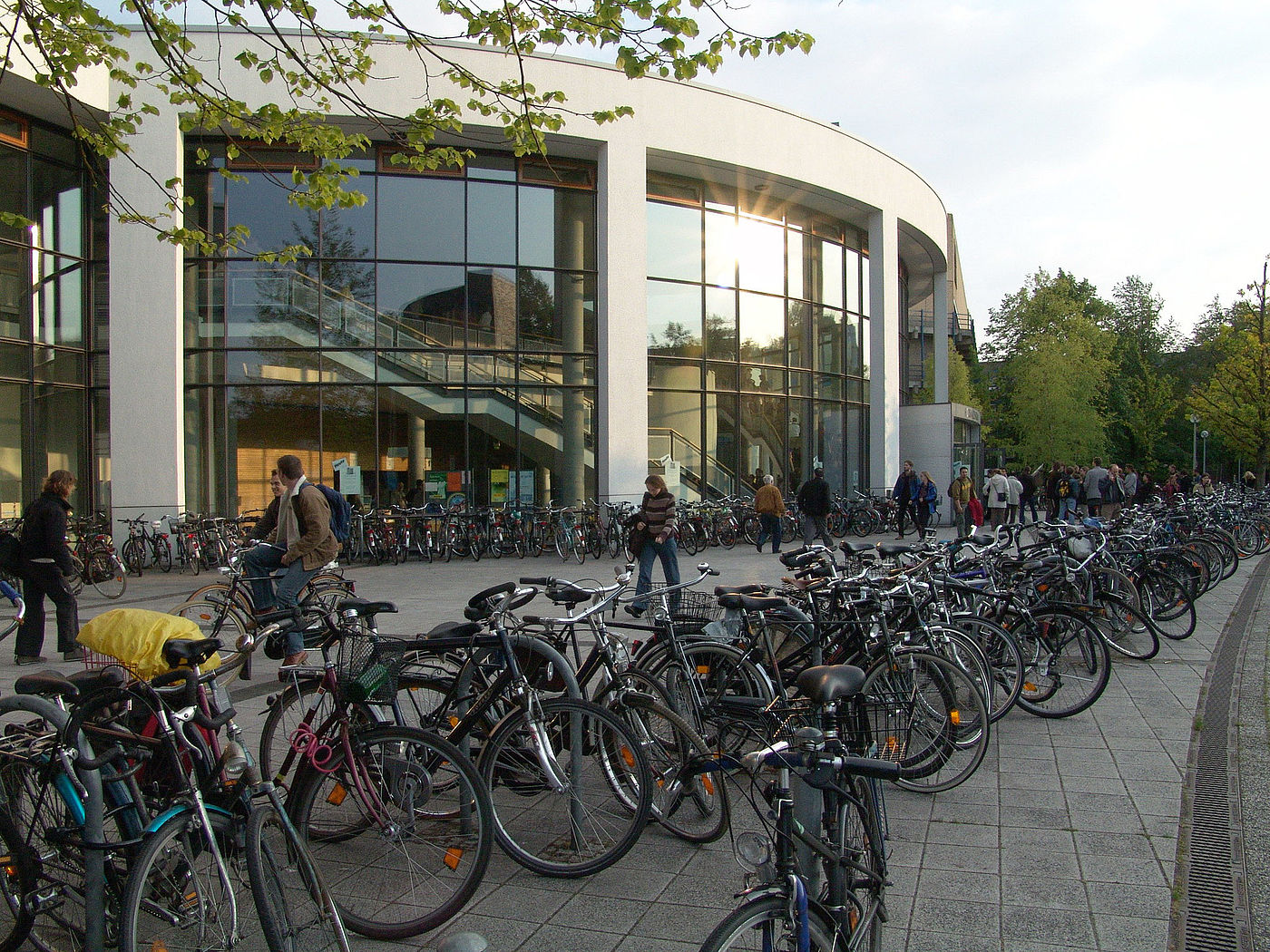 Viele Fahrräder vor dem Hörsaalzentrum der Universität Oldenburg