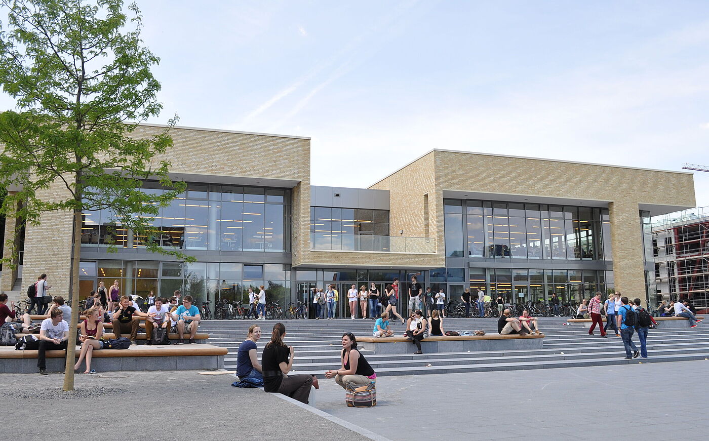 Viele Studierende auf dem Campus der Universität Osnabrück