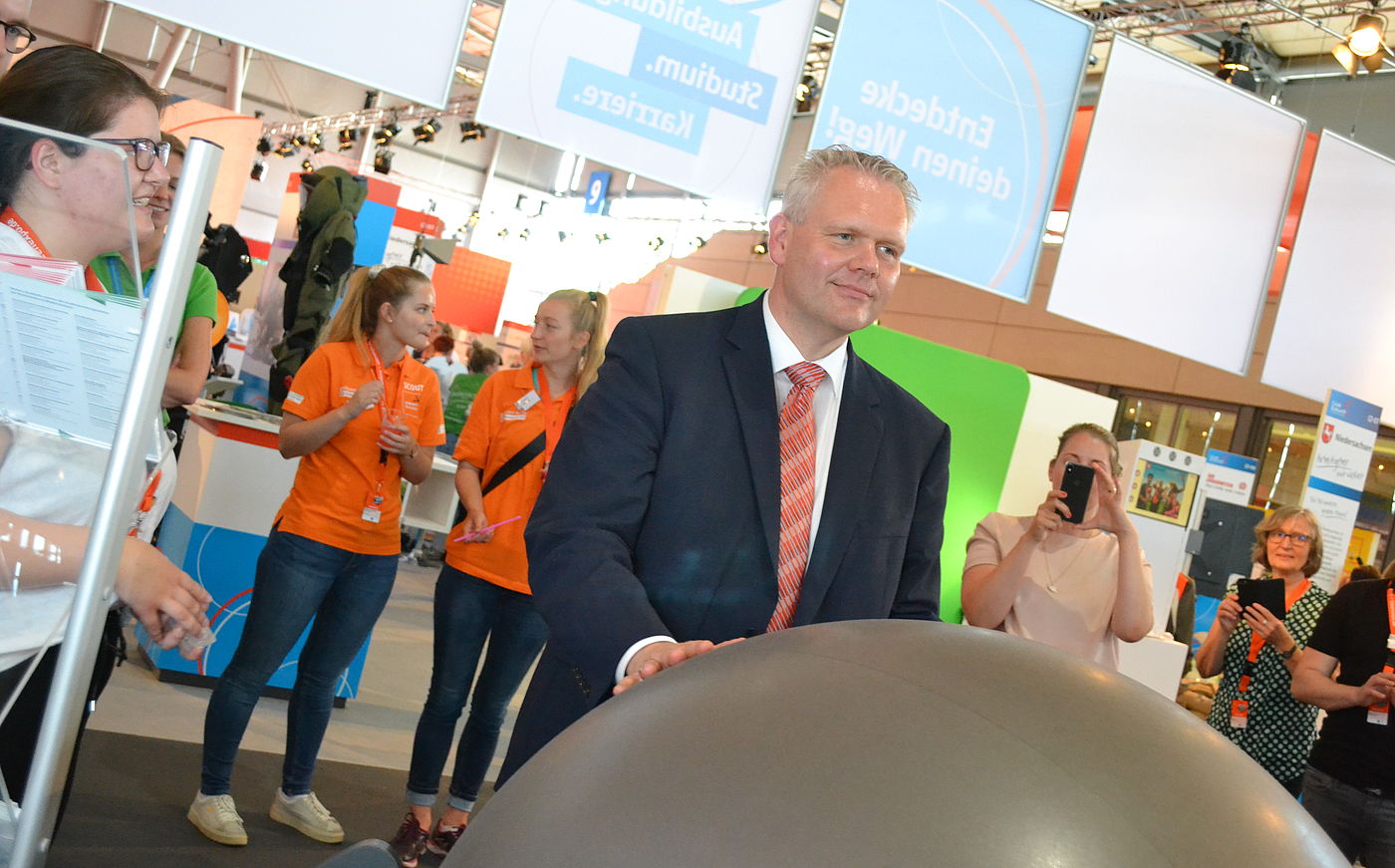 Wissenschaftsminister Björn Thümler am Stand von Studieren in Niedersachsen bei der Messe IdeenExpo