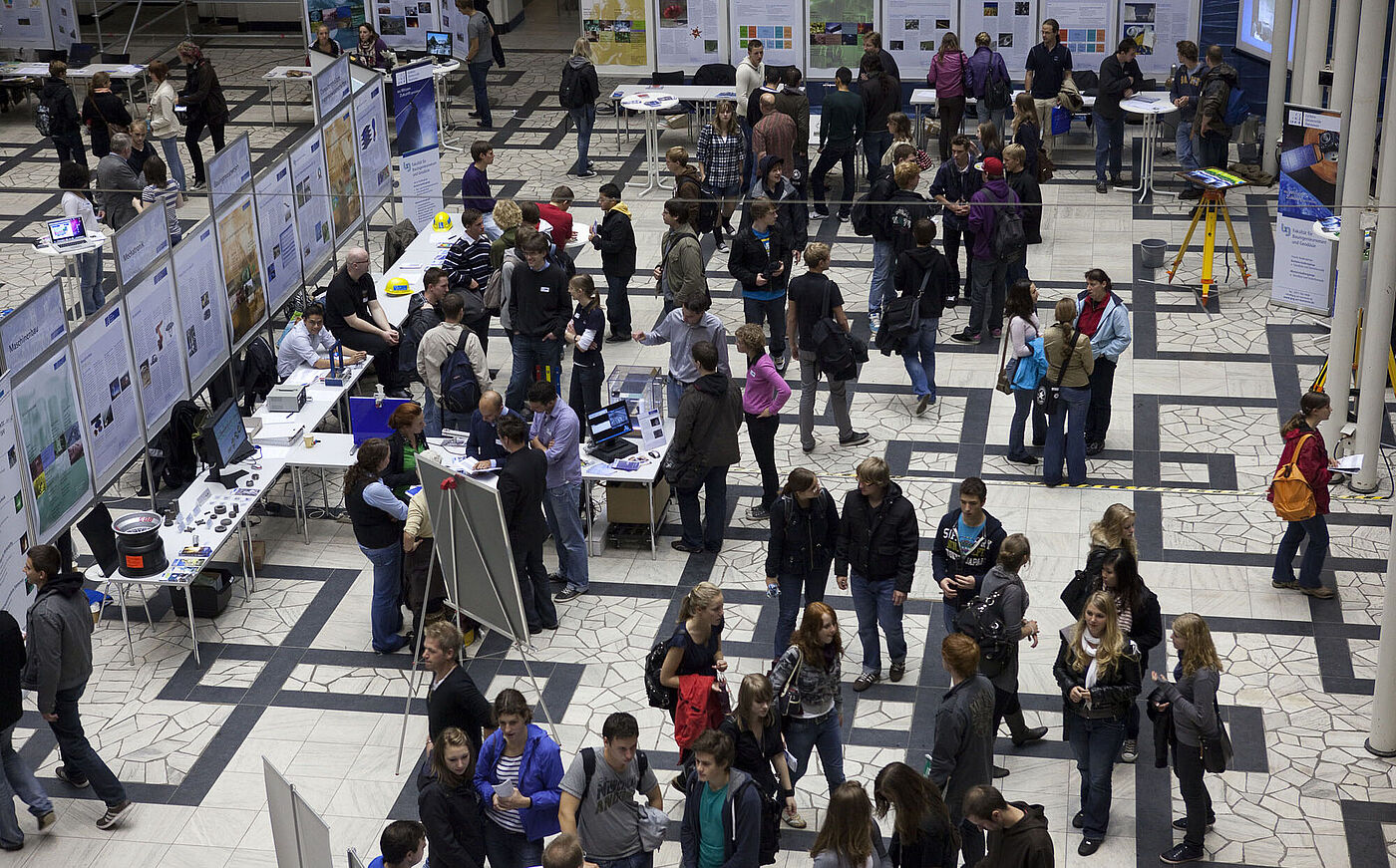 Lichthof der Universität Hannover voller junger Menschen bei den Hochschulinformationstagen