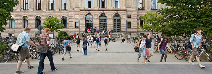 Viele Studierende auf dem Campus vor dem historischen Hauptgebäude der TU Braunschweig 