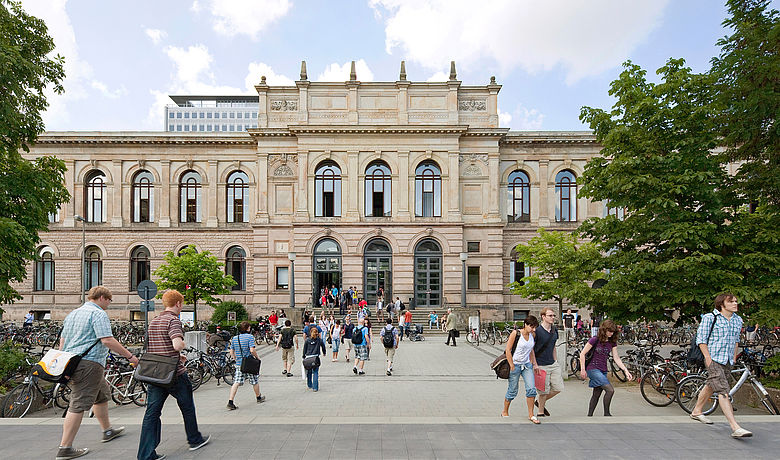 Viele Studierende auf dem Campus vor dem historischen Hauptgebäude der TU Braunschweig 