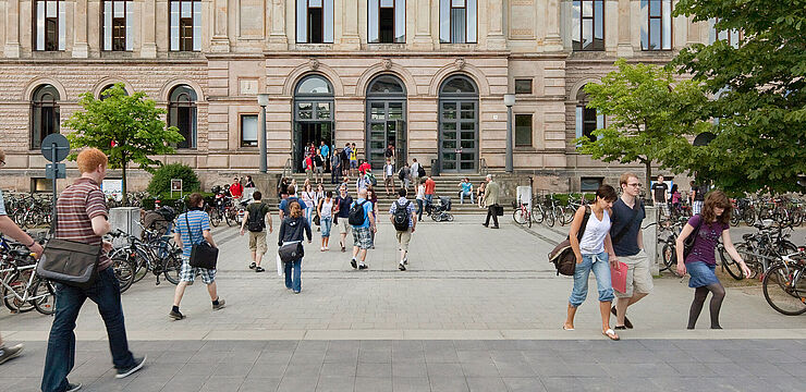 Viele Studierende auf dem Campus vor dem historischen Hauptgebäude der TU Braunschweig 