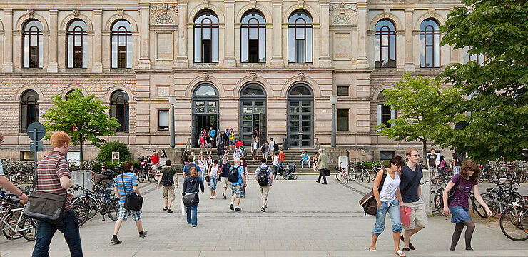 Viele Studierende auf dem Campus vor dem historischen Hauptgebäude der TU Braunschweig 