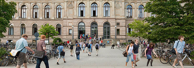 Viele Studierende auf dem Campus vor dem historischen Hauptgebäude der TU Braunschweig 