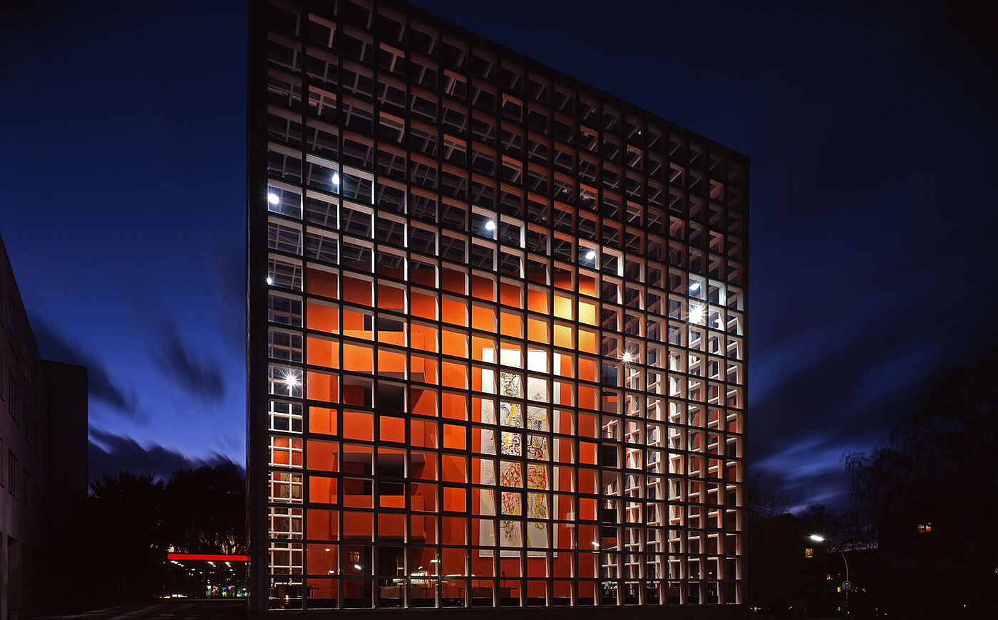 Beleuchtete Bibliothek der HBK Braunschweig bei Nacht