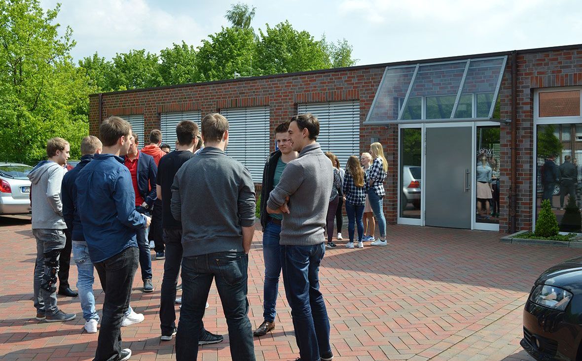 Studierende stehen während ihrer Pause vor dem Hochschulgebäude der PHWT zusammen