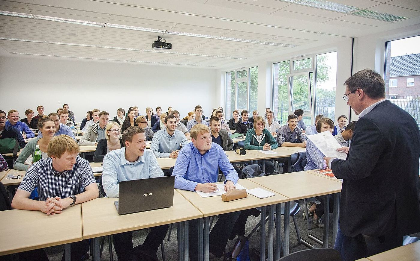 Studierende und Lehrender in einer Vorlesung der PHWT