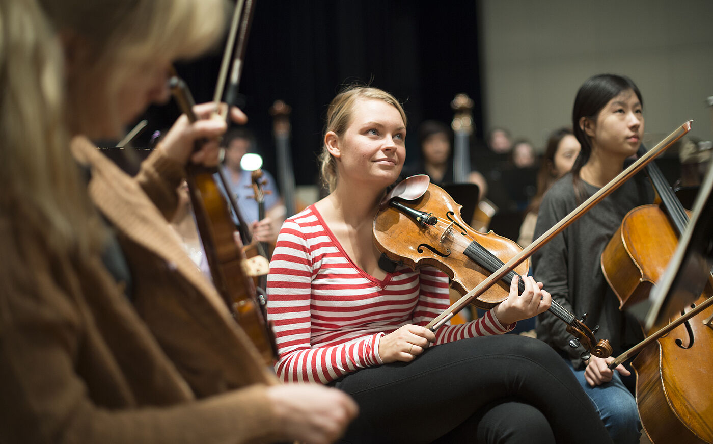 Studierende mit Streichinstrumenten bei einer Orchesterprobe an der HMTM Hannover