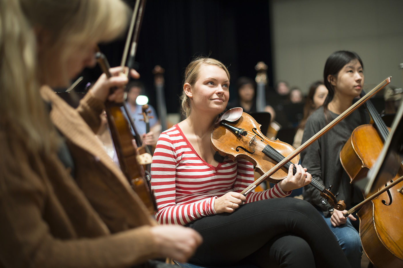Studierende mit Streichinstrumenten bei einer Orchesterprobe an der HMTM Hannover