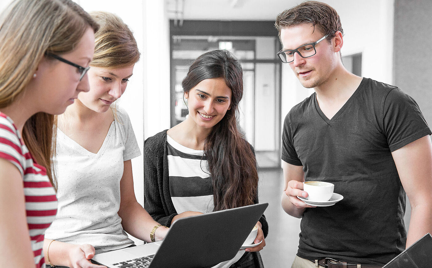 Studierende der TU Braunschweig arbeiten an einem Laptop zusammen