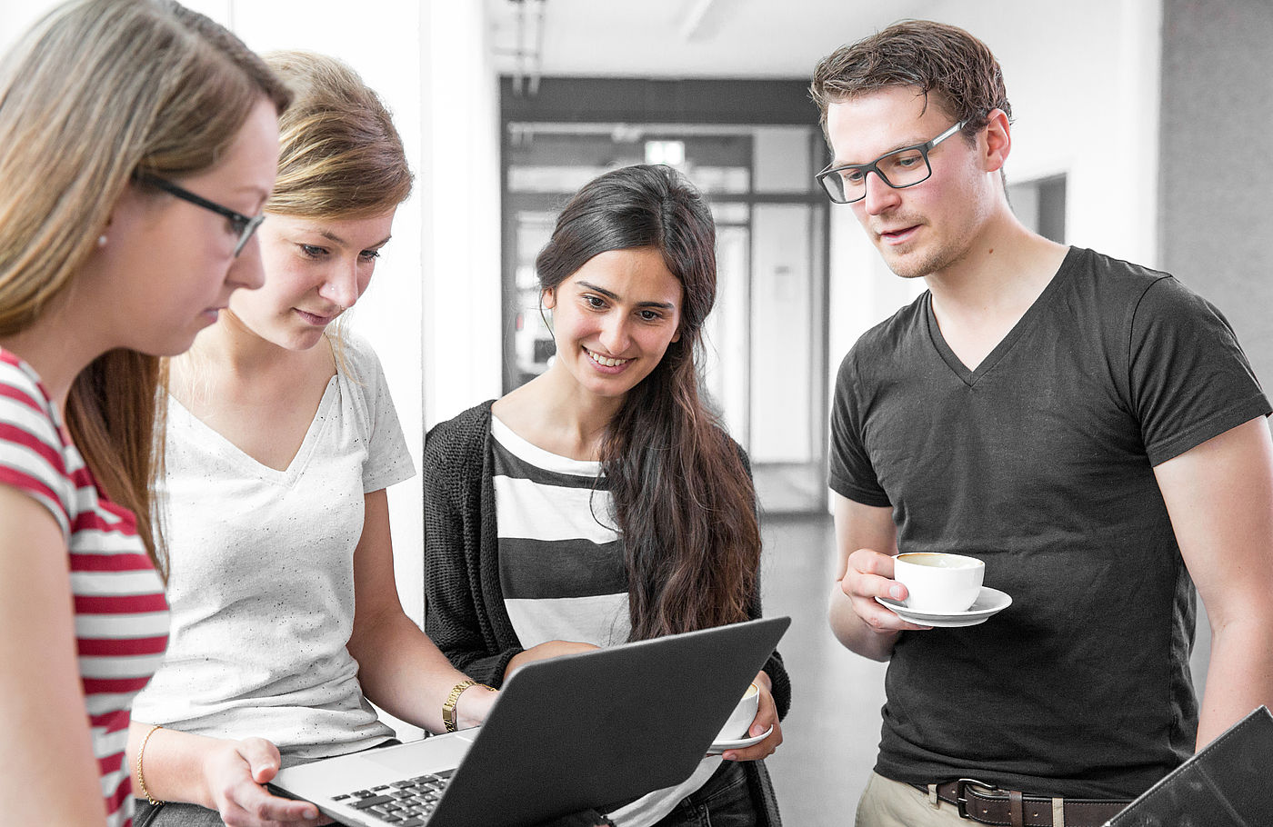 Studierende der TU Braunschweig arbeiten an einem Laptop zusammen